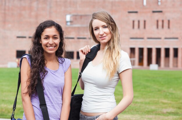 Amigos da faculdade posando