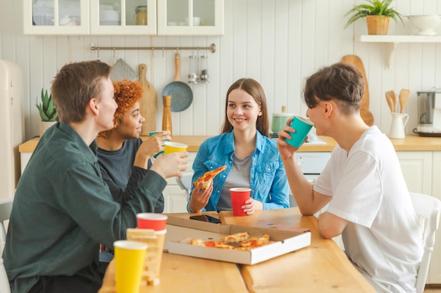 Amigos da festa em casa passando um tempo juntos se divertindo rindo se comunicando em casa feliz gr