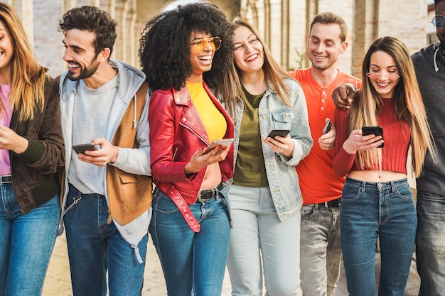 Amigos da geração do milênio caminhando juntos fora da universidade