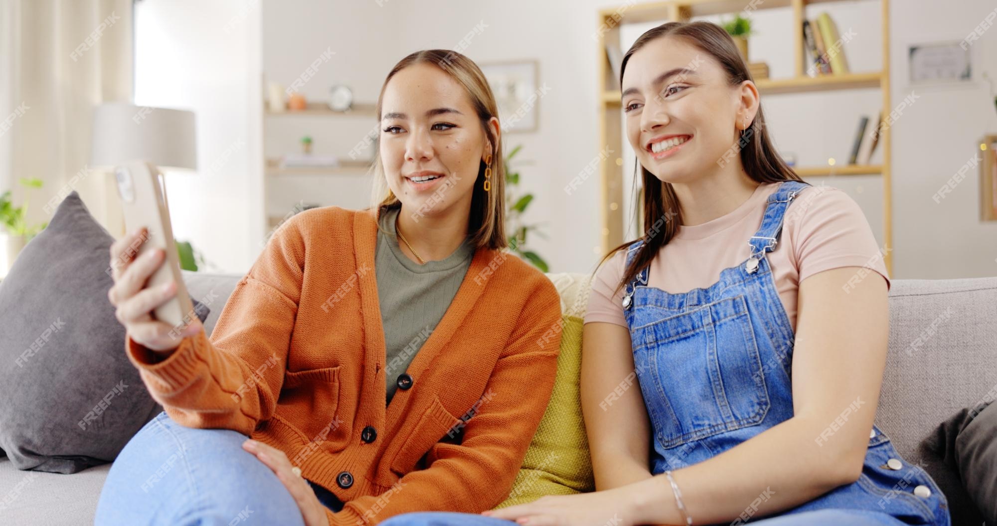 Amigos da mulher e telefone rindo na videochamada para memes de piadas  engraçadas ou comunicação em casa mulheres conversando no smartphone móvel  com risadas para conversa boba ou discussão no sofá da