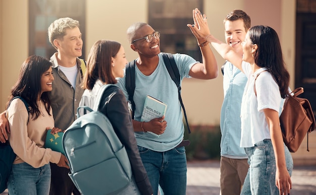 Amigos da universidade e estudantes high five da faculdade de diversidade e grupo de educação ao ar livre Estudantes estudam e apoiam o gesto de mão de sucesso de pessoas com felicidade animadas com o objetivo de aprendizagem