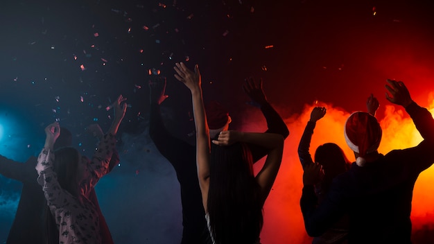 Foto amigos dançando juntos na festa de ano novo