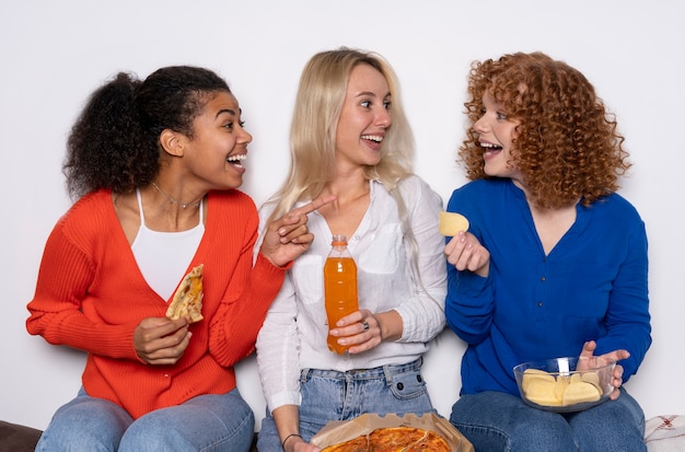 Amigos dando uma festa lotada em casa