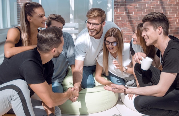 Amigos dándose la mano cuando se habla de un nuevo proyecto