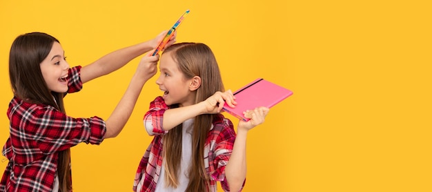 Amigos das meninas da escola meninas adolescentes felizes em camisa quadriculada brincando com notebooks emoções positivas