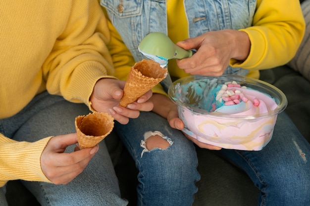 Foto amigos de alto ângulo comendo sorvete saboroso