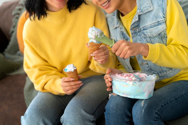 Foto amigos de alto ângulo comendo sorvete saboroso