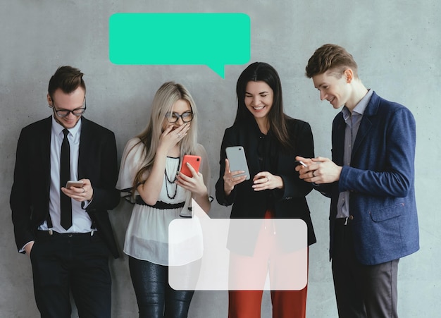 Foto amigos de bate-papo móvel de rede social usando telefones