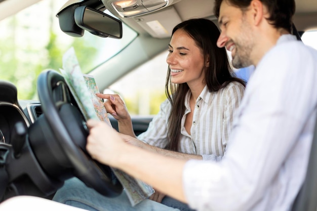 Amigos de casal milenar sorridentes viajando juntos de carro