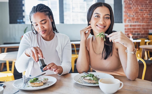 Amigos de comida e retrato de mulheres no café comendo juntos na data do almoço no divertido fim de semana de verão Amizade social e pessoas famintas mulher e namorada no restaurante ou cafeteria com sanduíche