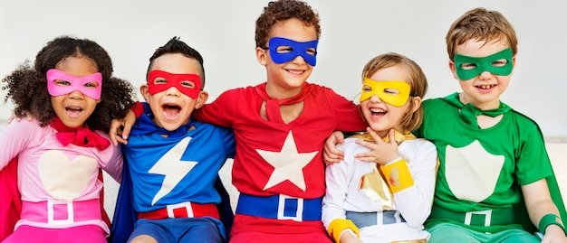 Amigos de crianças de super-heróis jogando conceito de diversão de união