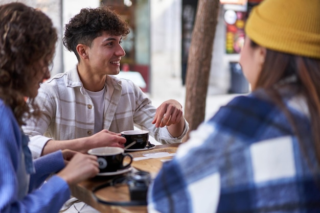 Amigos de diferentes culturas desfrutam de café e chá juntos