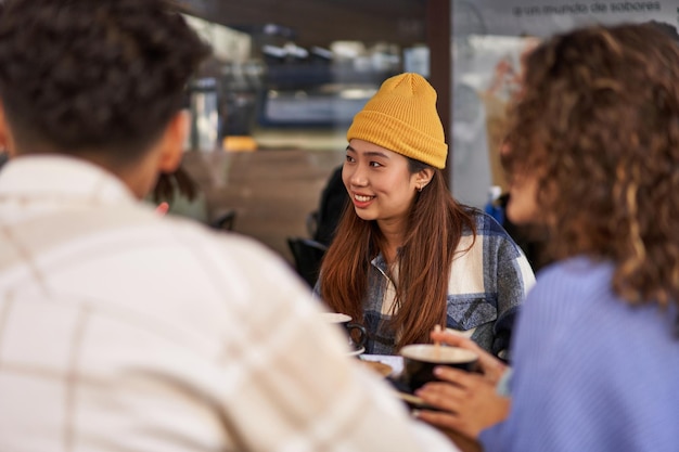 Amigos de diferentes culturas desfrutam de café e chá juntos