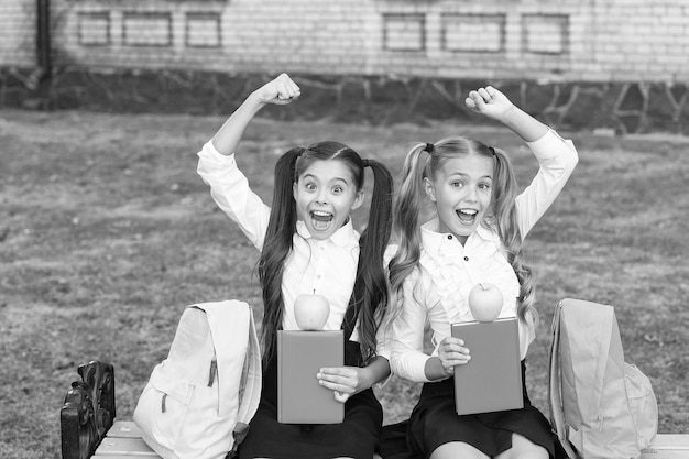 Amigos de escola felizes meninas se divertindo conceito de crianças saudáveis