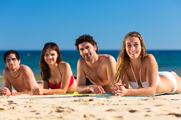 Amigos de férias de praia no verão