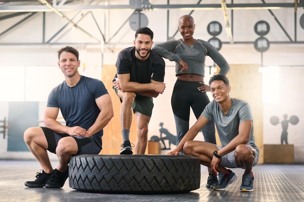 Amigos de fitness e retrato de ginásio por feliz grupo relaxado e orgulhoso pronto para treinamento de fitness e desafio Equipe de personal trainer e mulher com homens em um centro esportivo para treino cruzado e ajuste