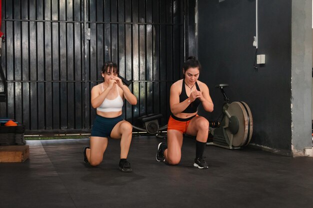 Amigos de fitness fazendo investidas na academia