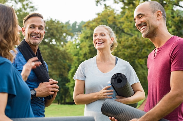 Amigos de fitness maduro falando