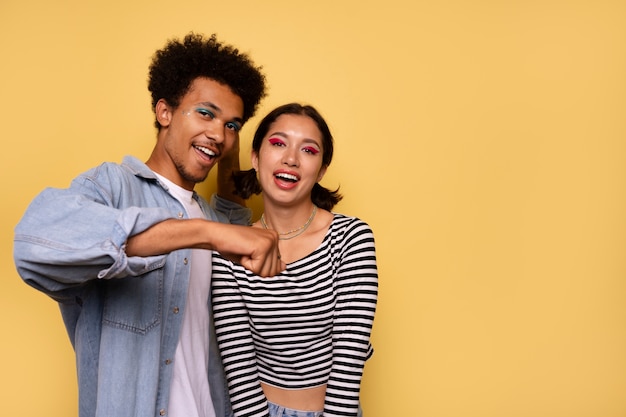 Foto amigos de frente com maquiagem gráfica nos olhos