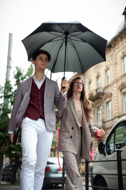 Foto amigos de jovens estudantes de moda na cidade