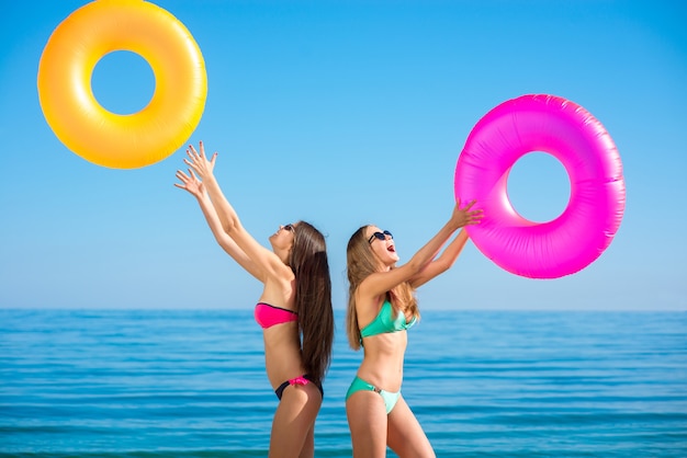 Amigos de menina engraçados tomam sol na praia.