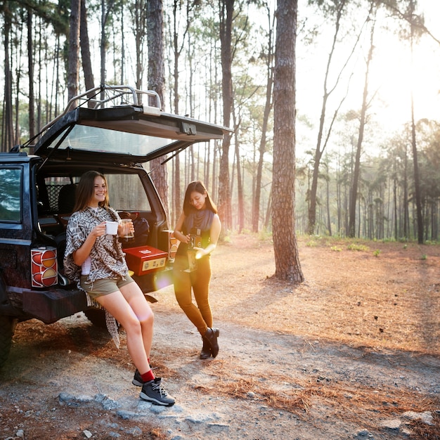 Amigos de meninas, explorando o conceito de natureza ao ar livre