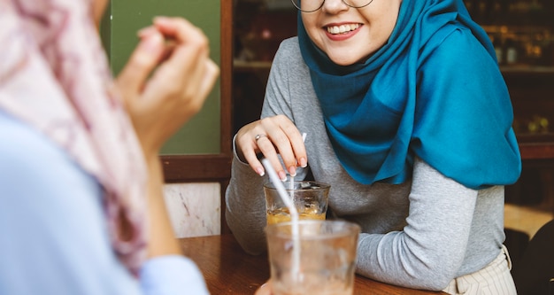 Amigos de mulheres islâmicas, desfrutando e conversando no café