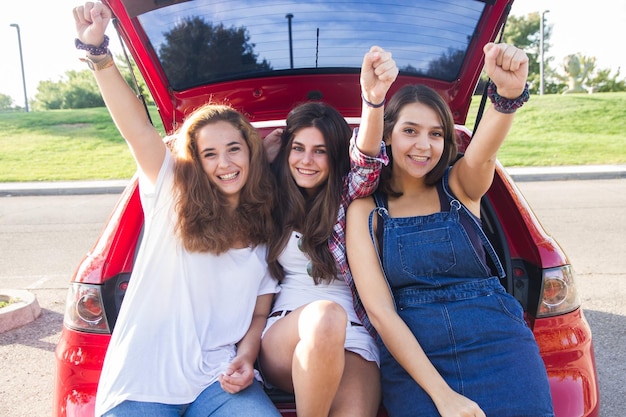 Foto amigos de mulheres jovens em uma viagem desfrutando