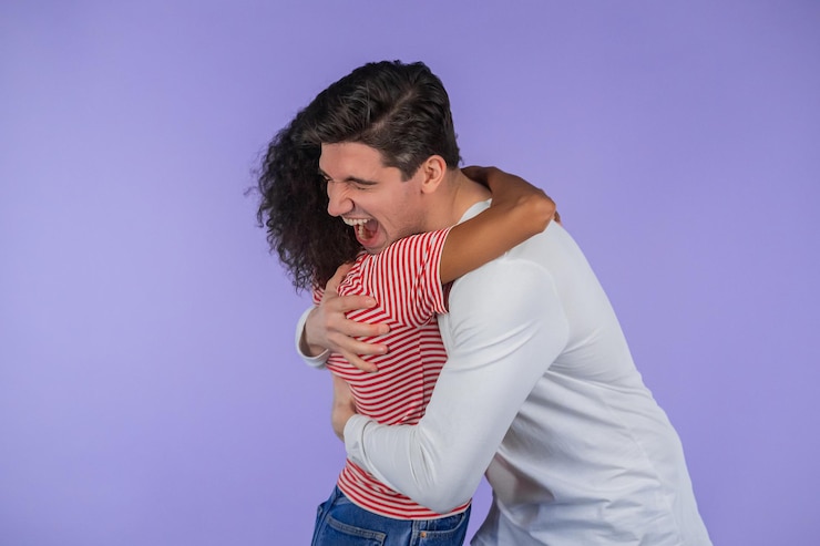 Foto amigos de pé contra um fundo roxo