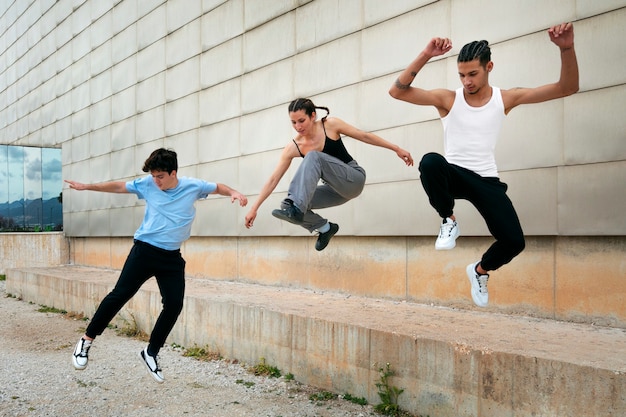 Amigos de tiro completo fazendo parkour