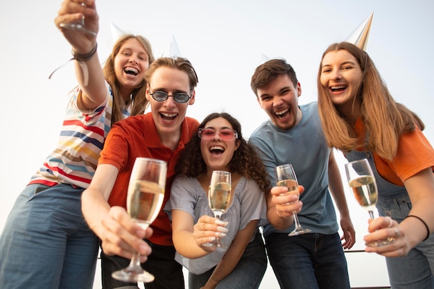 Foto amigos de tiro médio com bebidas