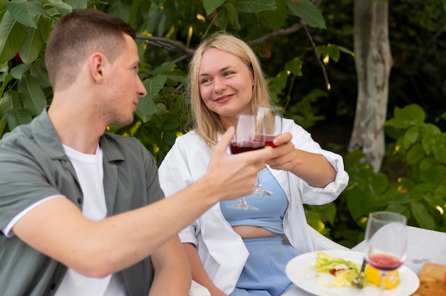 Amigos de tiro médio com bebidas