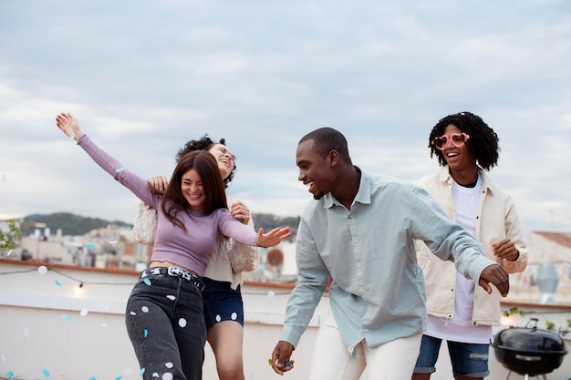 Foto amigos de tiro médio festejando ao ar livre