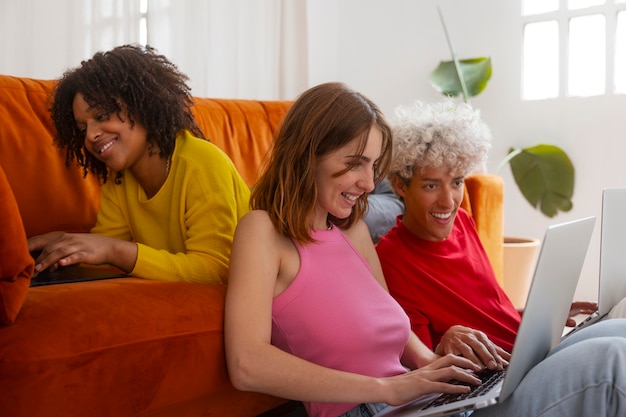 Amigos de tiro médio jogando videogame