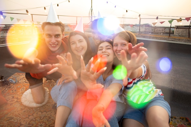 Foto amigos de tiro médio na festa de aniversário