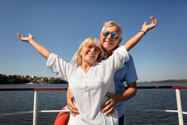 Amigos de tiro médio no barco