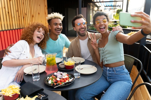 Foto amigos de tiro médio tirando selfie