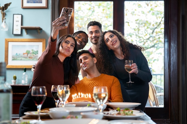 Amigos de tiro médio tirando selfie