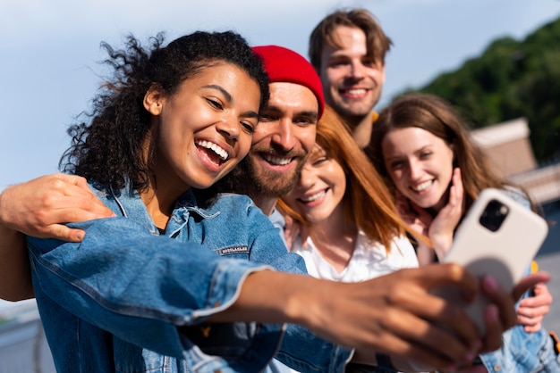 Amigos de tiro médio tirando selfies