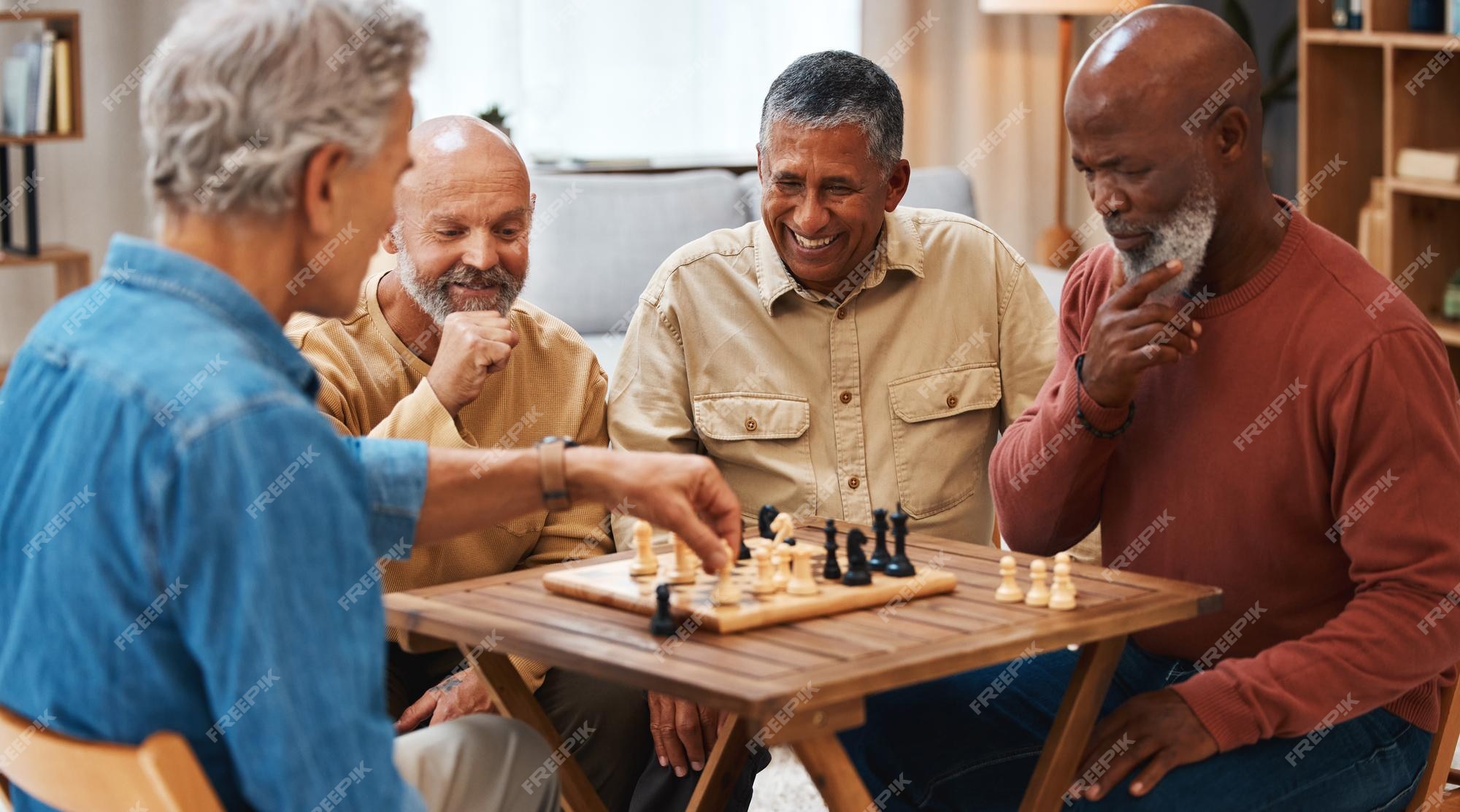 Amigos de xadrez e jogos de tabuleiro na mesa de madeira pensando em  movimento estratégico ou tático em casa grupo sênior de homens jogando e  segurando ou movendo a peça branca para