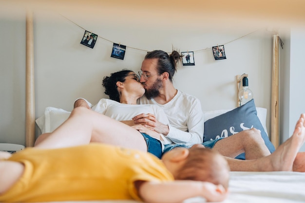 Amigos deitados na cama em casa