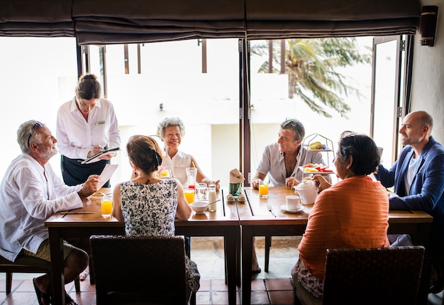 Amigos desayunando en un hotel