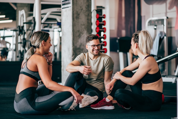 Amigos en un descanso durante el entrenamiento en el gimnasio.