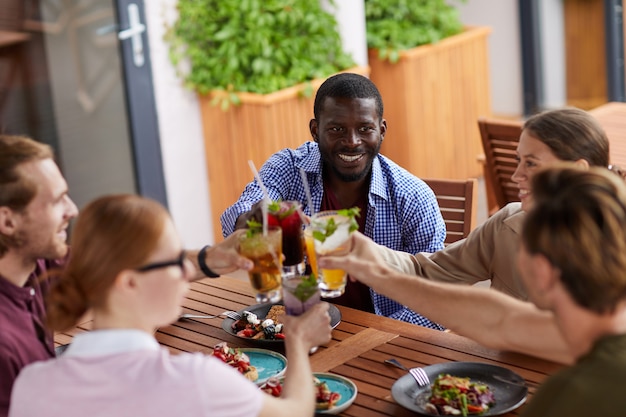 Amigos, desfrutando de cocktails no café