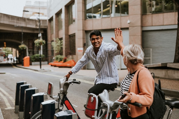 Amigos despidiéndose en bicicleta