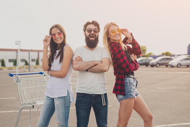 Amigos despreocupados en el estacionamiento del supermercado