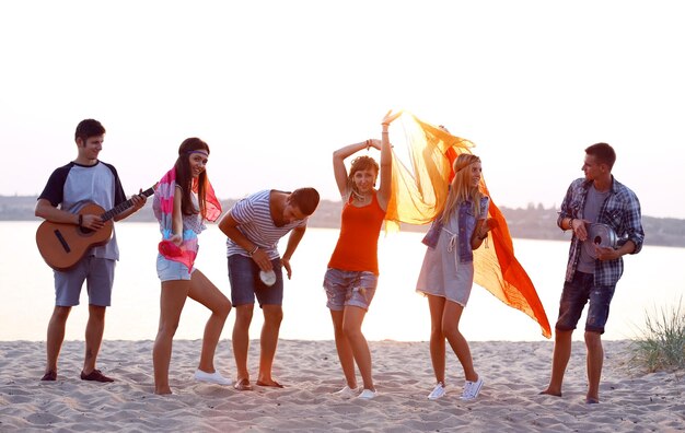 Foto amigos despreocupados se divertem na praia