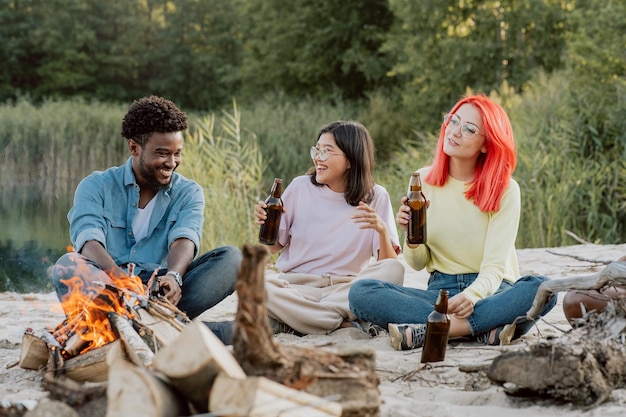 Amigos de diferentes países Erasmus vinieron a estudiar juntos pasan su tiempo libre