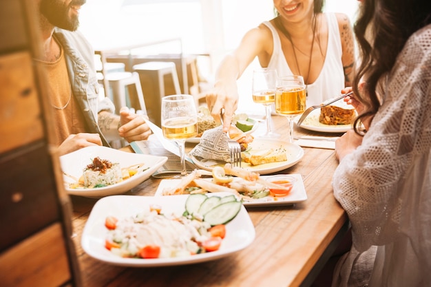 Amigos con diferentes platos de comida