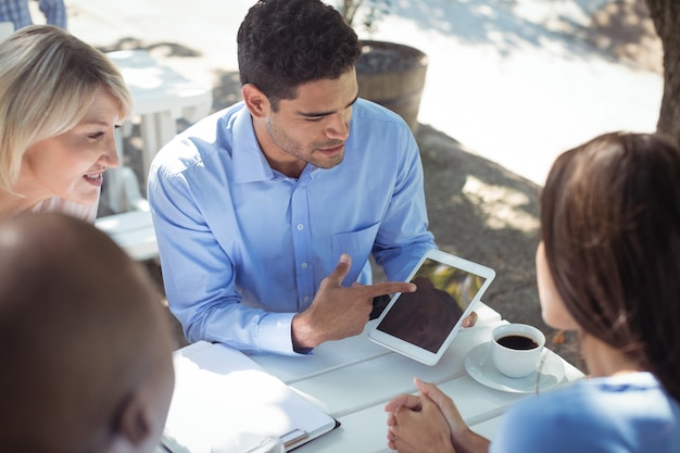 Amigos discutiendo sobre tableta digital